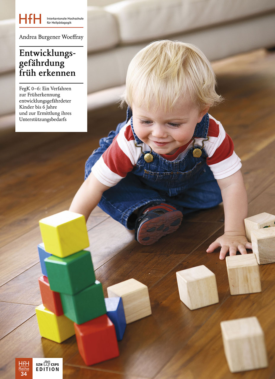  Das Bild zeigt das Buchcover. Darauf sieht man einen kleinen Jungen, der mit Holzwürfeln spielt. 